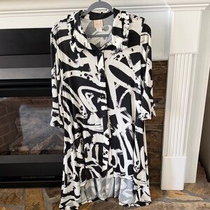 Zadie B’s Black & White Abstract Print Button-Up Tunic